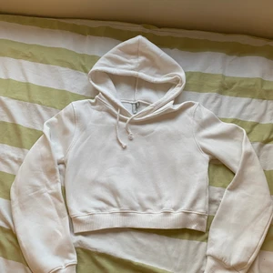kort vit nellyhoodie - croppad hoodie från Nelly trend i M, skitsnygg men tyvärr för liten :( Utan tryck eller liknande🌹🌹 
