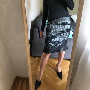 Custo Barcelona midi skirt - Vintage skirt from Custo Barcelona, size s/m. Very good condition, the material around the zipper is a bit damaged. I can send more photos  :) Other than that perfect!