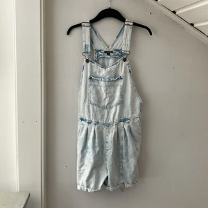 Hängselshorts - Sjukt nice ljusblå/stentvättade hängselshorts! Köpta på beyond retro. Står att det är storlek M, sitter ganska baggy & chill på mig som är 158 cm lång!