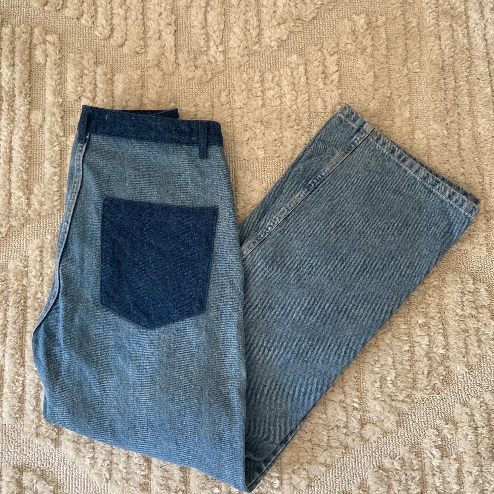 En rak jeans-modell med hög midja som har detaljer i mörkare denim. Fint skick och använd ett fåtal gånger ⭐️  Mått: insida ben ~ 74cm, midja ~ 37cm. Jeans & Byxor.