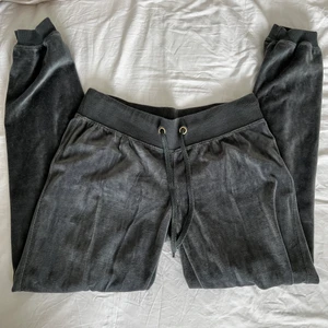 Mörkgrönt mjukisset från Cubus - Mörkgrönt mjukisset från Cubus i storlek S. Fint skick. 200kr inklusive frakt 66kr💚