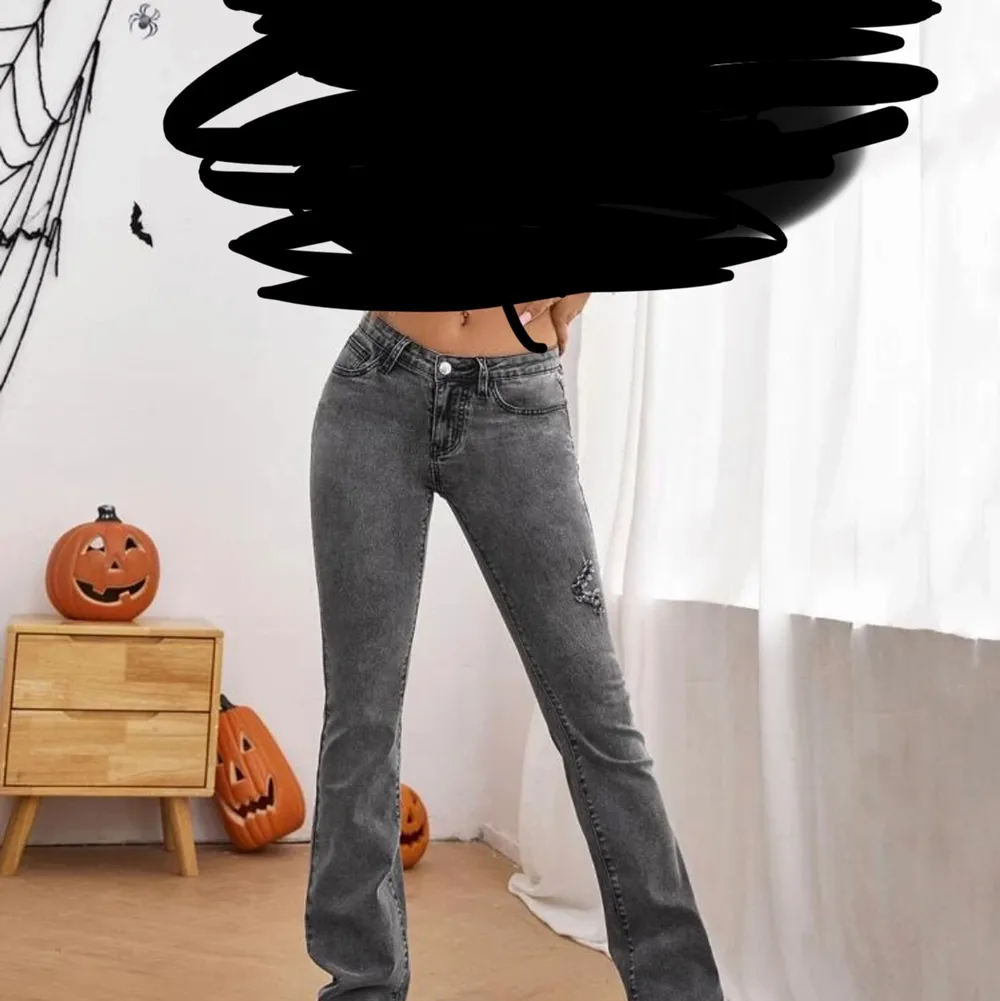 Säljer dessa sjuuuuukt snygga jeans som är lågmidjade! Det är ett par bootcut jeans! Säljer dem eftersom jag inte kommer använda dem längre och så behöver jag pengarna❤️skriv för mer bilder ! Priset kan även diskuteras! . Jeans & Byxor.