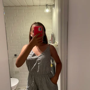 Grå dress - En grå dress med fickor 