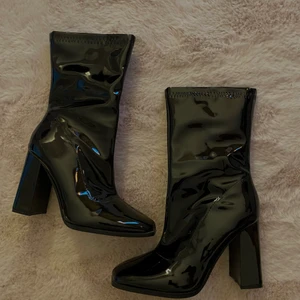 Skor  - Ett par svarta skor med klack.  Aldrig använt då jag aldrig haft tillfälle att använda dom.  Köpta på shein. 