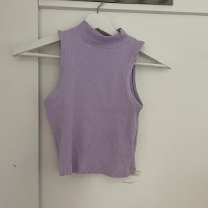 Linne strl M/L lila - Plagget är aldrig använt och köpt förra året.  Fler bilder kan tas.