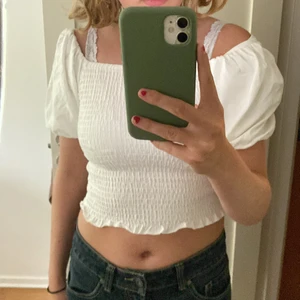 Vit singoala topp med puffärmar Gina Tricot - Säljer denna fina vita singoala topp med puffärmar eftersom att den inte kommer till användning, den är i mycket bra skick eftersom att den knappt blivit använd. Köparen står för frakt :))