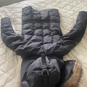 En hollies jacka köpt på jvonells för ett år sen, använd en vinter. Köpt för 5500kr, med äkta päls 