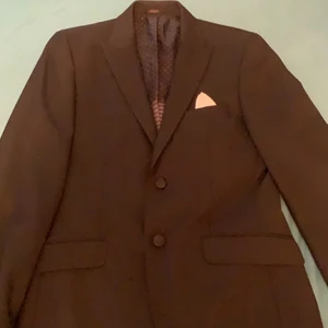 Kostym  - Svart kostym slim fit, kavajen använd 1 gång och byxorna  2-3 gånger, skick 9/10, vill man bara ha kavajen eller byxorna så får ni gärna höra av er så kan vi diskutera
