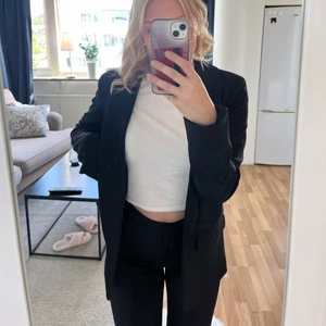 Snygg blazer  - Säljer denna snygga blazer ifrån nakd som tyvärr inte kommer till användning, har använts ett fåtal gånger så den är som ny! Vid intresse kan jag 