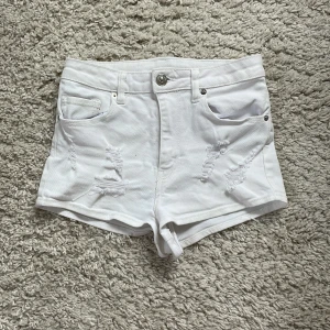 Jeans shorts - Säljer dessa då dom aldrig kommer till användning, den liten grön fläck vid knappen men syns knappast 💗