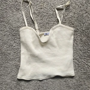 vit zara topp  - v-ringad zara topp, superfin! säljs också i svart (annan annons) priset är exkl frakt!