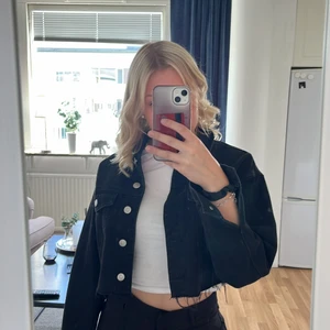 Jeansjacka  - En svart jeansjacka som är kort i modell och sitter jätte snyggt på. Kommer inte till användning och har inte heller använts mycket därav som ny! 