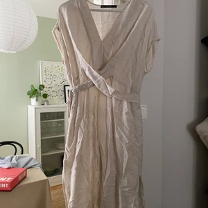 Klänning Zara - Beige klänning från Zara i storlek M, endast använd ett fåtal gånger. Nypris 399:-, mitt pris 100:-