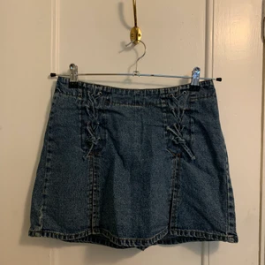Jeanskjol Y2K - Jeanskjol med dolda shorts inköpta second hand. Älskar den men är för liten numera. 