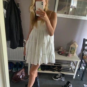 Trendig zara klänning med volanger (vit) - nu säljer jag min vita volang klänning från zara i storlek s, den är i nyskick då jag använt den men den är fortfarande som ny! Perfekt en varm sommardag men går också att klä upp väldigt lätt, går även jättebra att ha en tröja över när de är kallare!