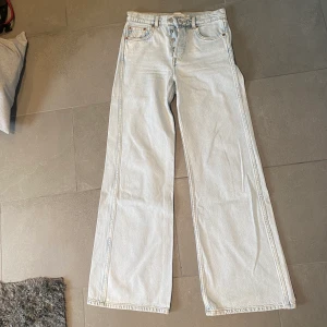 Jeans - Superfina jeans från &other stories, raka i modellen, påväg till pösiga. Men sitter tajta och bra i midja. Knappt använda.
