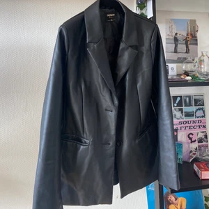 Svart läderjacka  - Svartläderjacka i storlek S  Kan mötas upp i centrala Göteborg eller frakta om det behövs ✨✨❣️ 