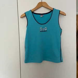 Dolce and Gabbana topp - En gammal going som inte får sin användning mer, en turkos blå topp med D&G loggan