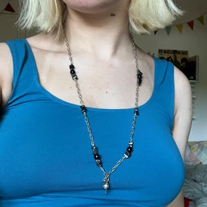 Halsband - Långt halsband i silver och svart !