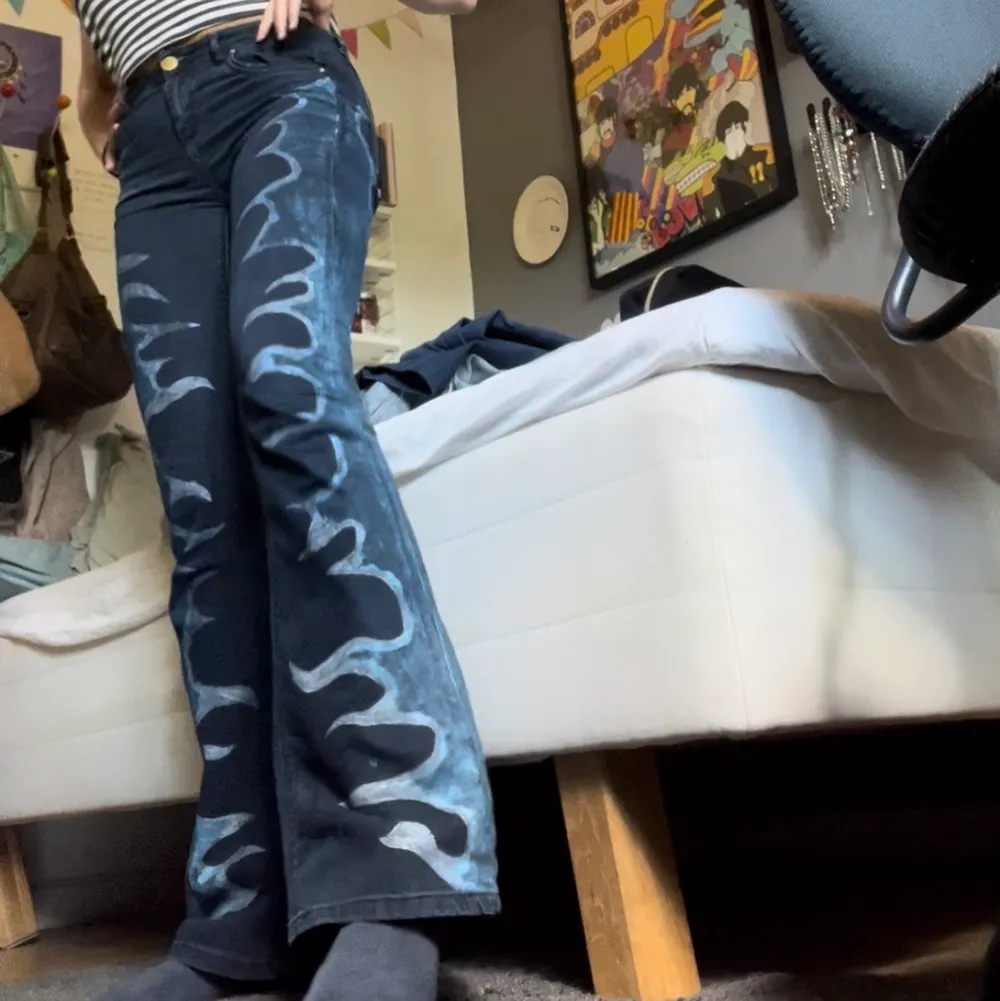 Mörkblå bootcut som jag målat på själv! Det är inte tygfärg men har testat tvätta dom och färgen har bleknat men går inte bort helt! Jag är 165cm💙. Jeans & Byxor.