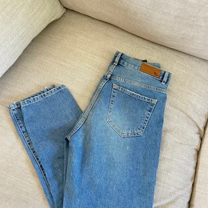 Jeans - Helt oanvända momjeans från BikBok som tyvärr är för små för mig. Liknar Levis 501 i modellen, dessa i storlek S🥰 Köptes för 699.   