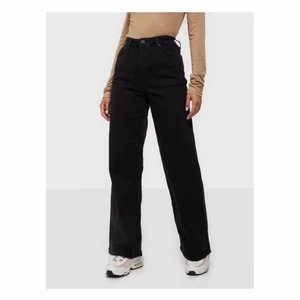 Wide jeans från lee ”stela a line” - Jeans från lee, hög midja och fin modell. Bra skick- säljes då jag har flr många byxor. Skulle säga att dom passar en vanlig s, jag är 170 cm och dom är perfekt långa på mig