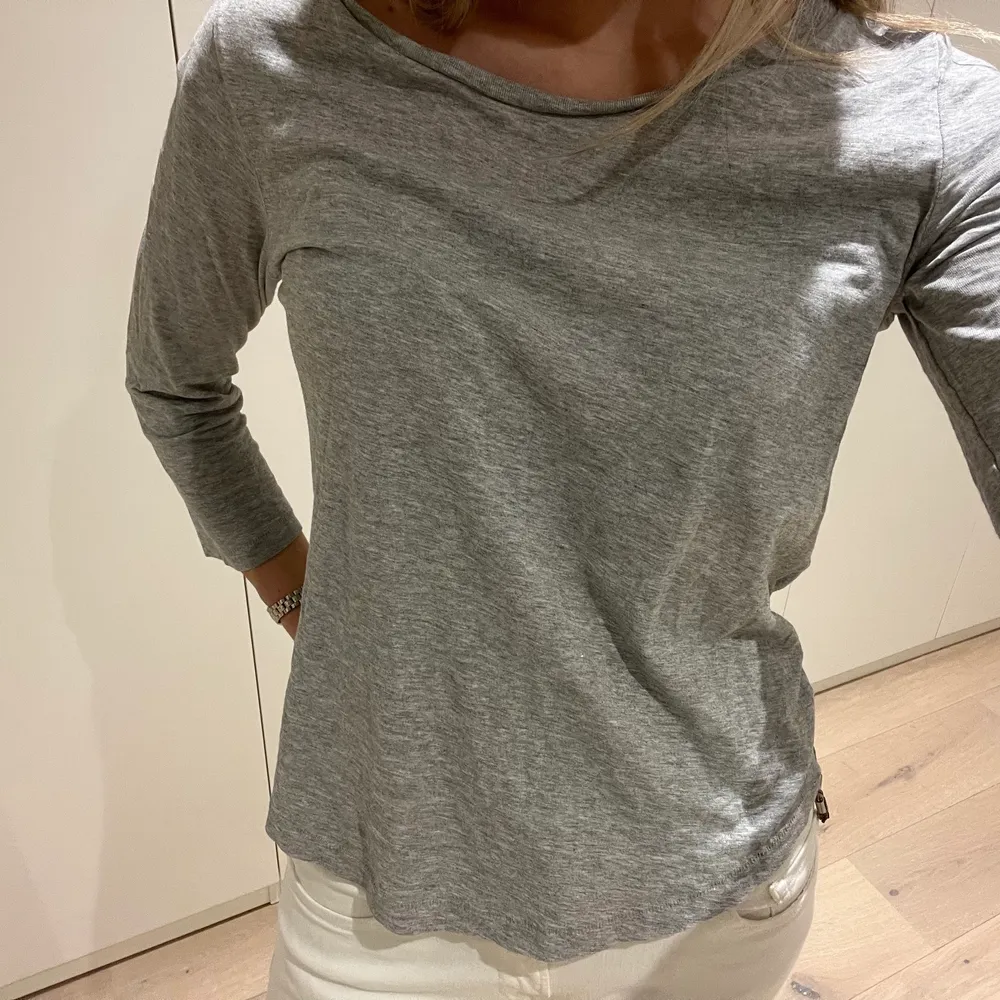 COS tröja i storlek XS som är i mjukt t-shirt material🤍🖤. Tröjor & Koftor.