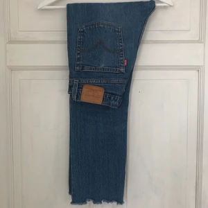 Levis jeans - Levis jeans i modellen wedgie straight. Säljer då de är för korta, bra skick 😁 70 cm i inerbenslängd