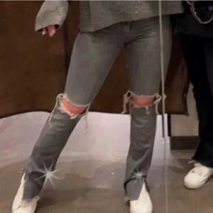 Zara jens - (lånade bilder) gråa populära slutsålda jeans från zara i stl 32. köpt för 359 säljer för 180kr. kan frakta och mötas upp i sthlm.