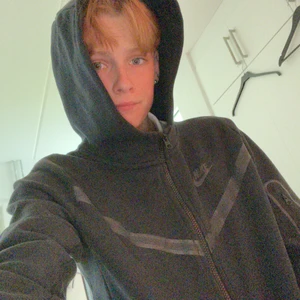 Nike tech fleece  - Jag har använt den här i cirka 2 månader och den är i gott skick👍 vill byta ut den till någon annan Nike tech fleece 