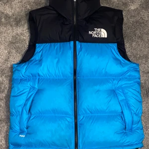 The North Face puffer vest  - Blå the north face puffer vest i storlek S den är lite oversized. Använd ungefär 2 gånger. Säljer den pågrund av för liten storlek. Köpt på The North Face hemsida för 2500kr.