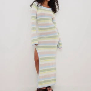 Lojsan Wallin x NAKD klänning - Slutsåld stickad långklänning från Lojsan Wallin x NA-KD i storlek XXS/XS (passar mig som har XS/S). Aldrig använd, lappar kvar. 