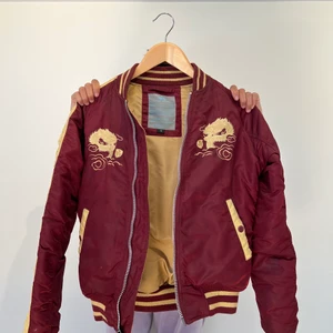 Alph jacka - Jag säljer jacka. Ahpl jacka äta.  Lite fläck lite där och där.Den använd fåtal gånger, storlek XS.  Passar som S.  Frakt står köpte för själv:  