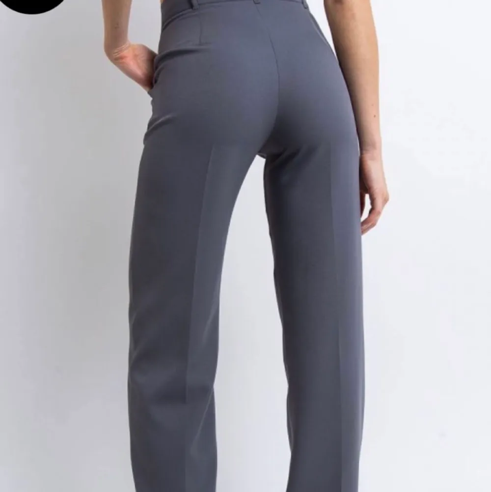 Så fina kostymbyxor som tyvärr aldrig kommit till användning :( Storlek XS längd 30, passar säkert S också!❤️ Nypris 549, säljer för 270! (Lånade bilder). Jeans & Byxor.