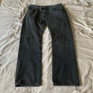 Levi’s 501 jeans  - Mörkgråa Levi’s 501. Bra skick och endast tvättade ett par gånger. Knappgylf