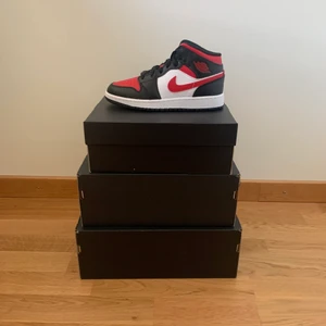 Jordan 1 Mid Fire Red  - Jordan 1 Mid Fire Red // Skorna är helt nya, oanvända  // Kvitto finns till de flesta storlekarna. Samt att Orginalbox och alla andra orginaldelar följs med vid köp!  /// Hör av er vid intresse! 🙏