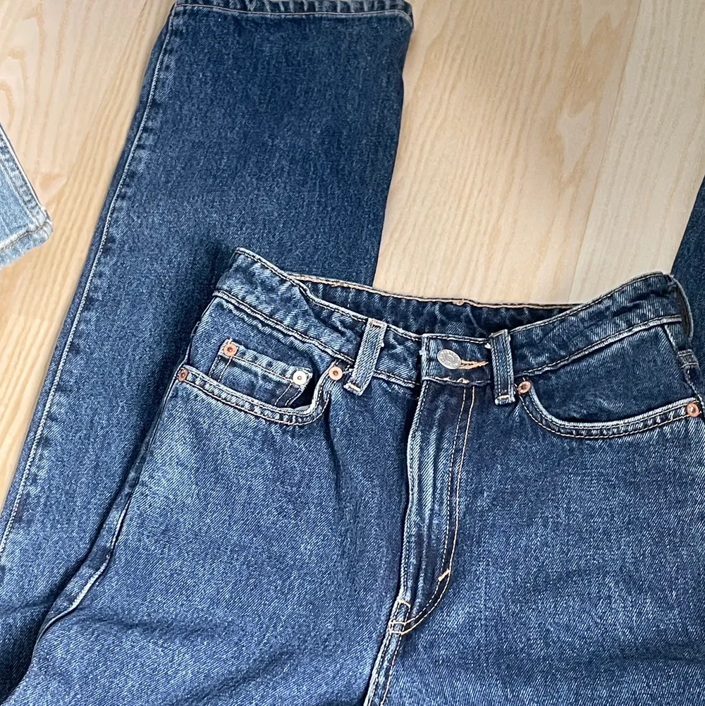Jeans från weekday i modellen rowe. Helt utan defekter och ser ut som nya!  (Sista bilden är inte rätt färg men samma modell) . Jeans & Byxor.