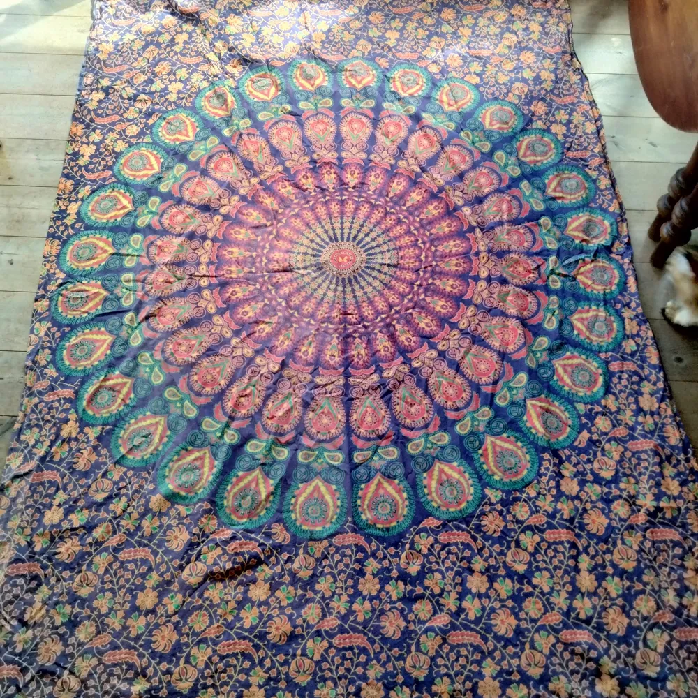 Säljer detta stora Mandala lakan eller filt eller deko som vi haft på väggen ska strykas innan frakt. Det är tvättat och helt och har olika färger beroende på sida. Säljes då vi inte har plats för det längre. Size är ca 195 cm x 130. Frakt ingår.. Övrigt.