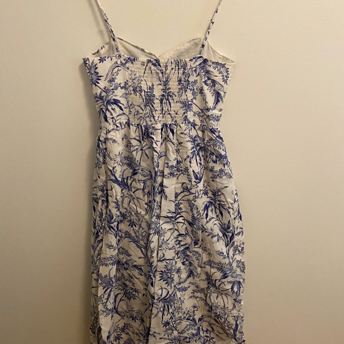 Vit blommig sommarklänning