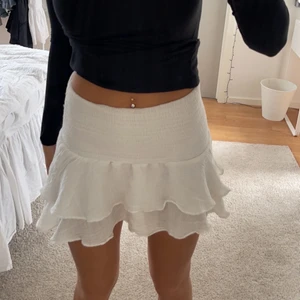 Vit volangkjol - Använd några gånger, krympt lite i tvätten, något genomskinlig upptill