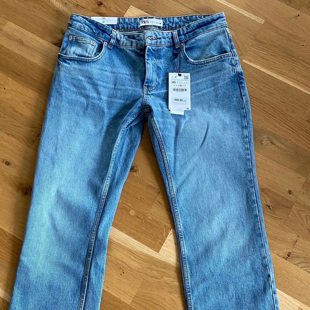 Helt nya Zara jeans storlek 40! Aldrig använda.  Nypris: 400kr Mitt pris: 200kr Jag står för frakten!. Jeans & Byxor.