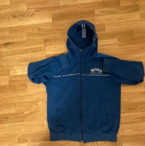 Boss hoodie - Fräsch boss hoodie slutsåld överallt strlk M färg Blå pris 800