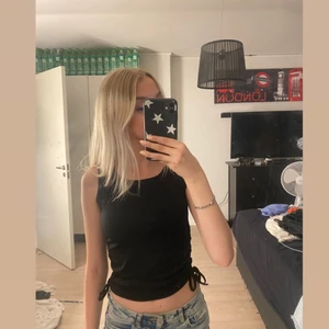 Svart linne - Ett svart linne med snöre på sidan. Storlek S aldrig använd 