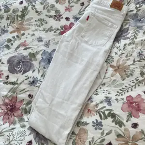 Fina Levis jeans som tyvärr inte är min stil längre. Använt ett mycket fåtal gånger. Höga i midjan, tajta och mycket stretchiga. Står inte vilken storlek det är men skulle därför säga 34/36😘