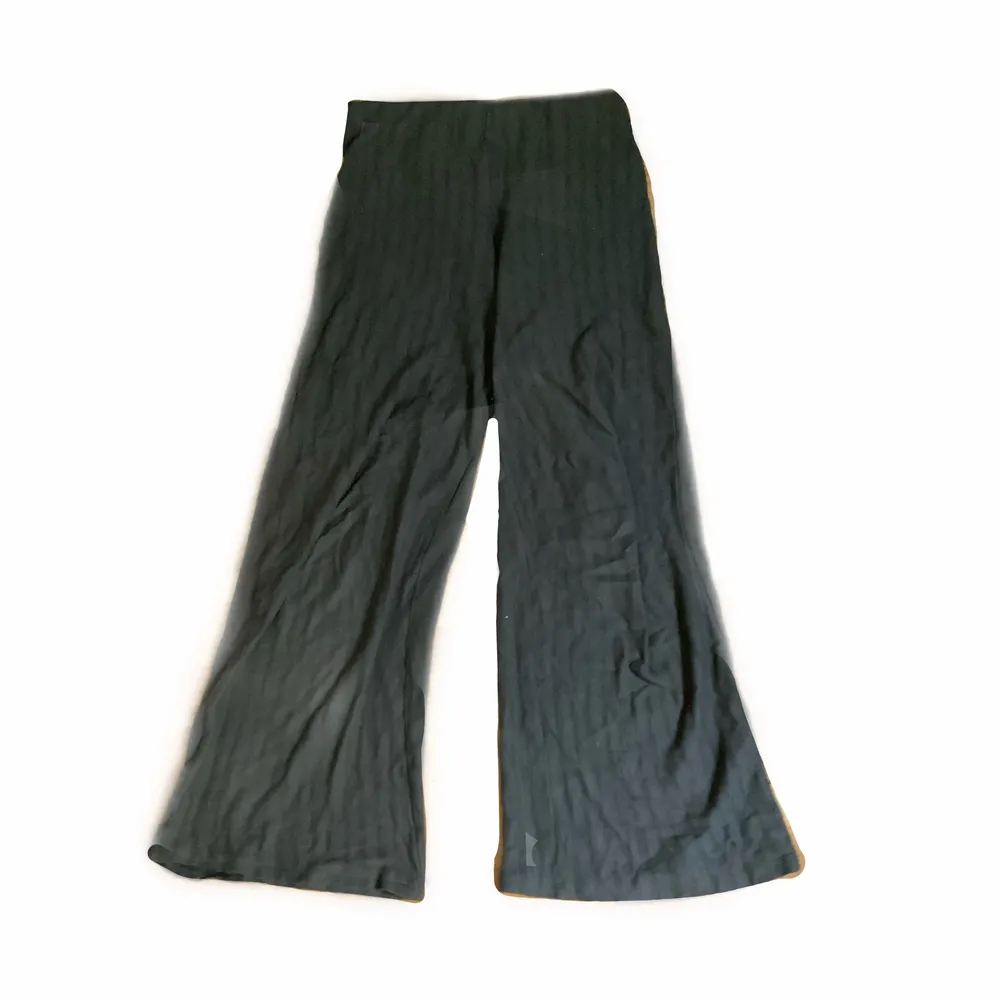 mörk gröna ish byxor, hör av dig vid intresse! 💕. Jeans & Byxor.