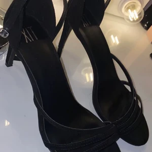 Klackskor - Säljer mina fina klackskor!😍 använt dom vid endast 1 tillfälle vid bara 1-2 timmar, så de är i bra och nytt skick fortfarande!