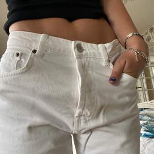 Säljer mina Zara mid waist jeans❣️säljs inte längre❤️finns en liten fläck som jag är väldigt säker på går bort om man försöker, annars som nya (använda två gånger)❣️