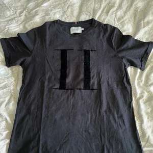 Les deux t shirt - Les deux t shirt svart i bra skick storlek M. Bara använt några gånger.