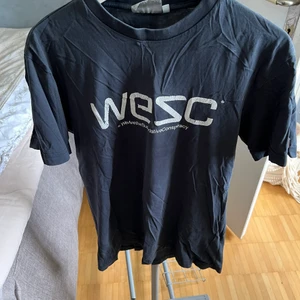 Wesc t shirt - Svart wesc t shirt mycket skönt tyg. Bomull. Medium. 