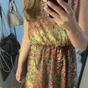 Blommönstrad klänning  - Underbar blommönstrad klänning i storlek M. Klänningen har även ett långt släp bakom sig såååå snyggt😩 hör av dig vid frågor eller bilder!☺️💞 pris + frakt 